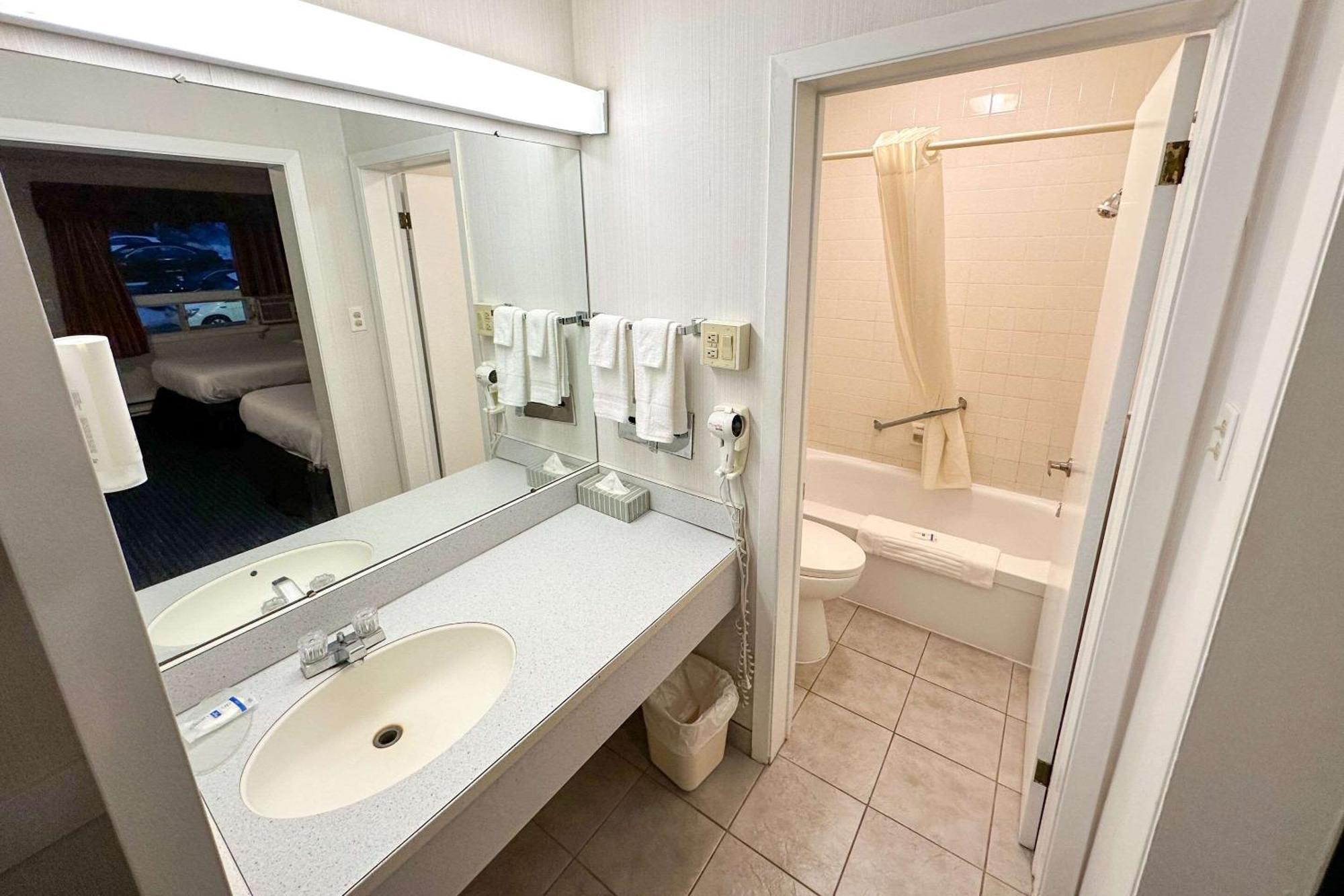 Rodeway Inn Woodstock Ngoại thất bức ảnh