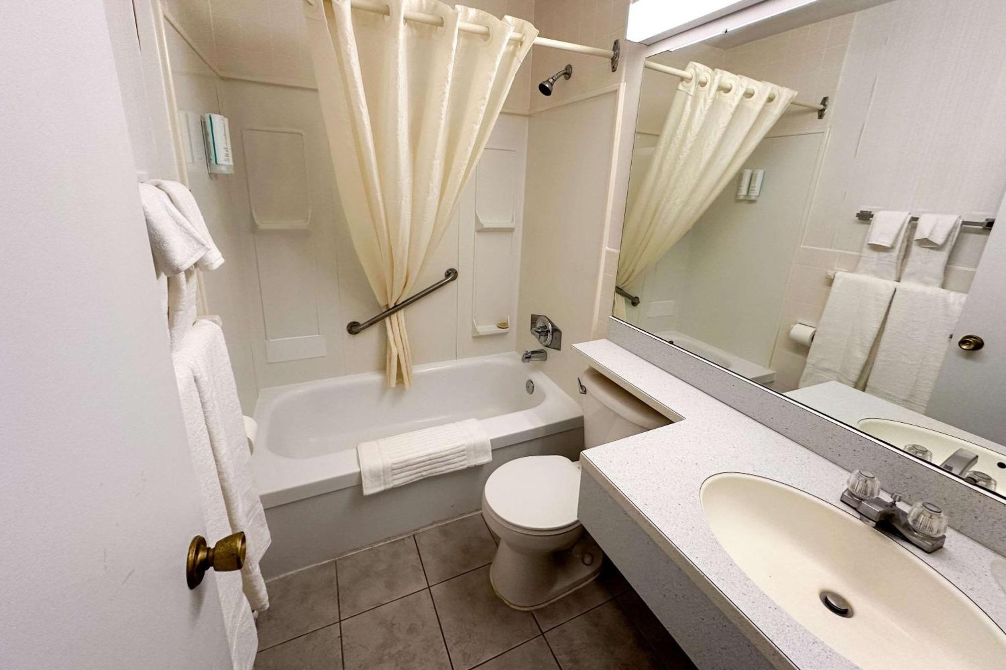 Rodeway Inn Woodstock Ngoại thất bức ảnh